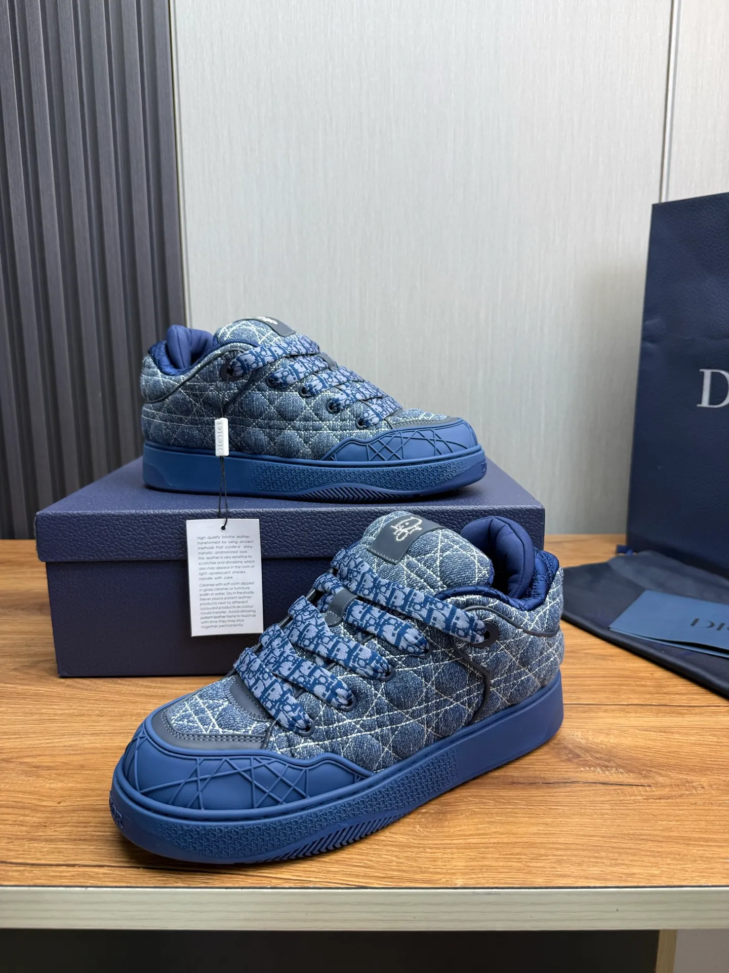 Men's shoes 💰800💰 Dior sneakers enrich the classic series with fashionable retro style. Carefully crafted, they can be paired with casual looks all year round. Dad Shoes style shoes that follow the trend of the retro market ▪️ Fabric: Original custom embroidered cowhide ▪️ Lining: Imported breathable mesh ▪️ Sole: Original molded non-slip outsole ▪️ Size: 38-45 (45 is custom-made and cannot be returned)